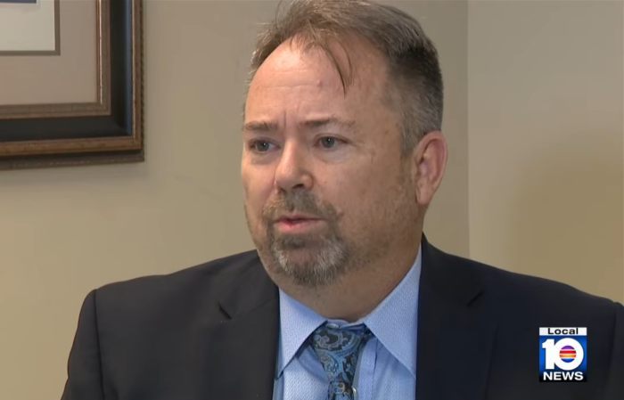 Homem de terno entrevistado sobre suposta besteira em caso de disciplina infantil pública