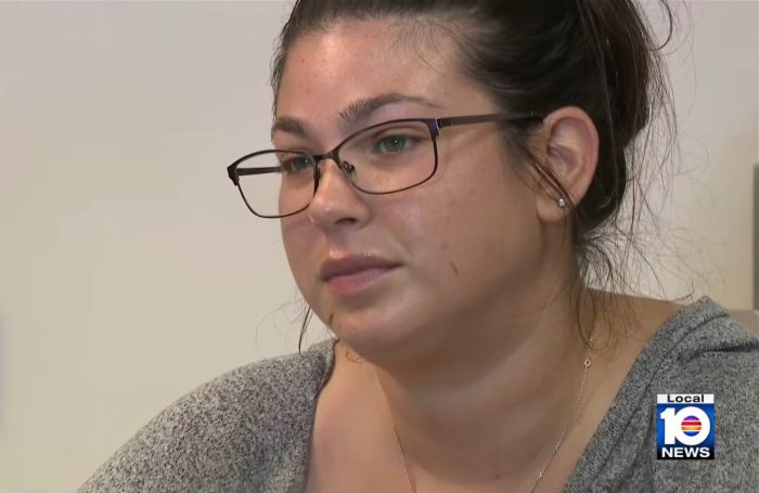 Mulher emocionada durante entrevista sob alegação de merda após disciplinar criança