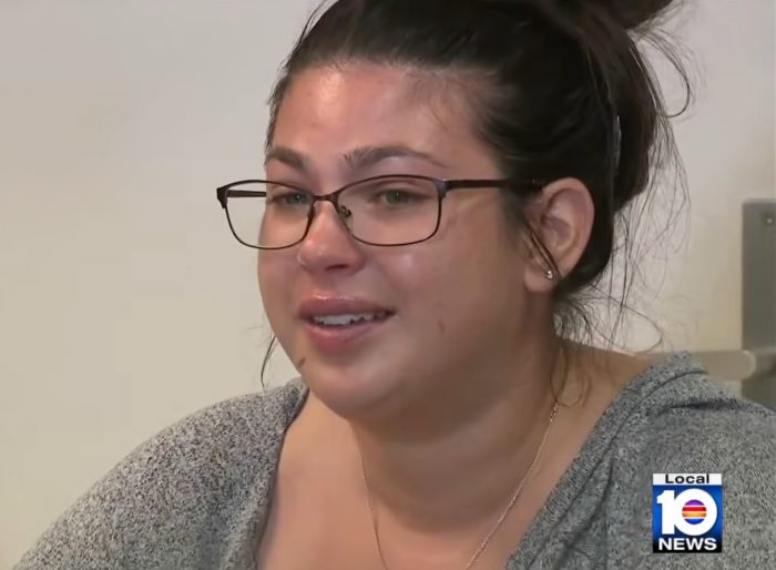 Mulher chorando durante entrevista sobre suposta besteira após disciplinar criança