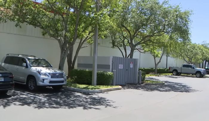 Estacionamento próximo ao local do incidente de disciplina pública e suposta fraude