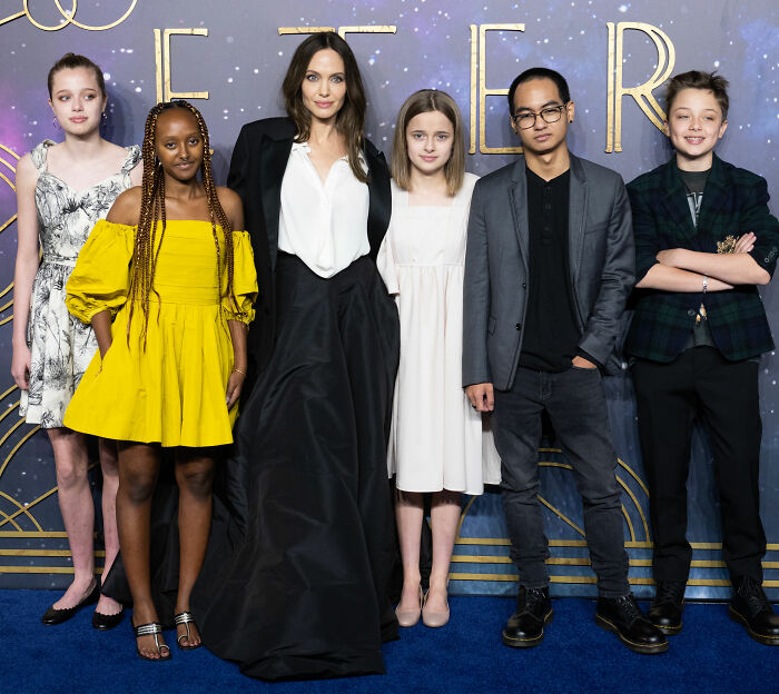 Angelina Jolie com filhos, incluindo Zahara, na estreia Angelina Jolie com filhos, incluindo Zahara, na estreia