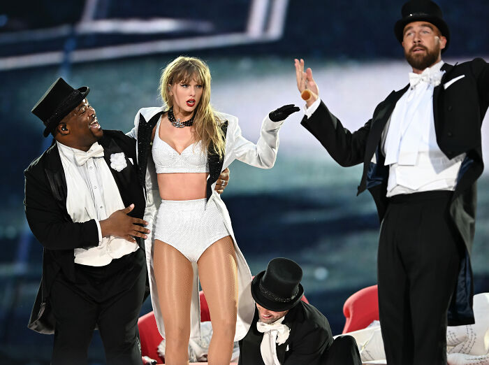 "Por que ela nunca pode deixar outras pessoas brilharem": Taylor Swift acusada de sabotar Ariana Grande com movimentos sutis