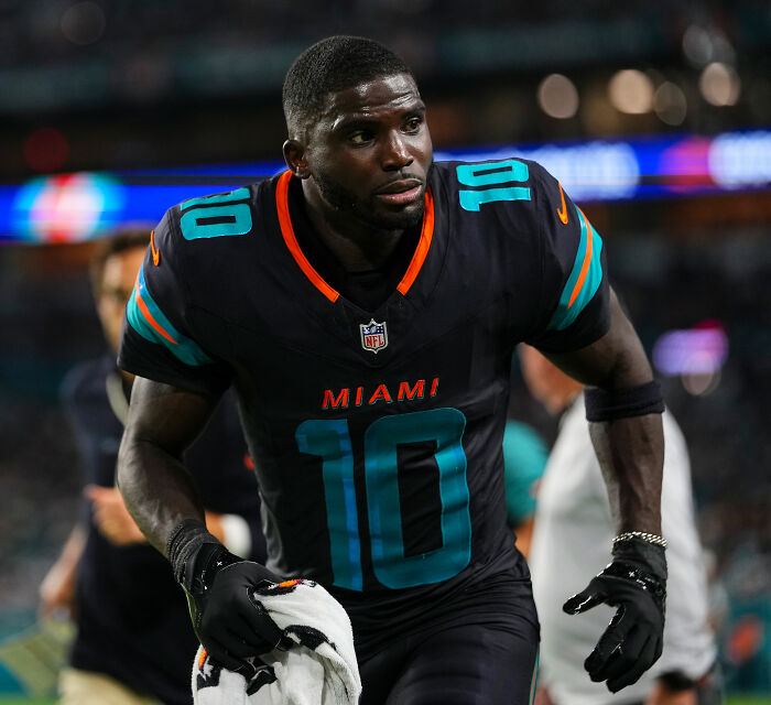 6'1" Artista adulto de 250 libras afirma que jogador da NFL quebrou a perna depois que ela "Humilhado" Ele durante a aula de futebol