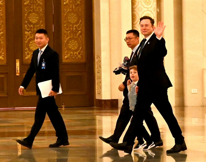 Elon Musk se torna uma sensação viral na China depois de ser flagrado fazendo movimentos idiotas durante uma viagem de estado Elon Musk se torna uma sensação viral na China depois de ser flagrado fazendo movimentos idiotas durante uma viagem de estado