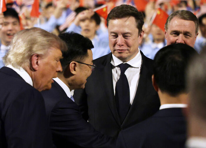 Elon Musk se torna uma sensação viral na China depois de ser flagrado fazendo movimentos idiotas durante uma viagem de estado Elon Musk se torna uma sensação viral na China depois de ser flagrado fazendo movimentos idiotas durante uma viagem de estado