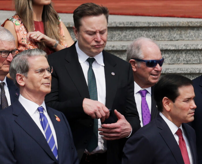 Elon Musk se torna uma sensação viral na China depois de ser flagrado fazendo movimentos idiotas durante uma viagem de estado Elon Musk se torna uma sensação viral na China depois de ser flagrado fazendo movimentos idiotas durante uma viagem de estado