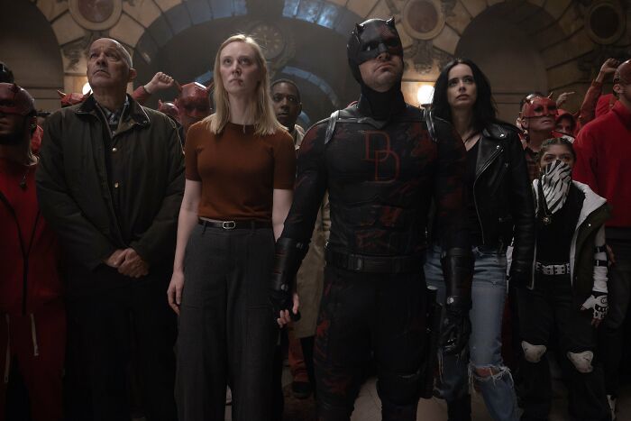 O Demolidor em seu traje fica com Elektra e outros personagens no meio da multidão, um final recorde da Marvel.