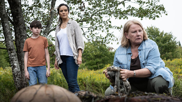 Personagens do episódio 6 da 4ª temporada inspecionando os arredores em campo durante o dia Personagens do episódio 6 da 4ª temporada inspecionando os arredores em campo durante o dia