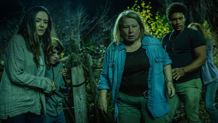 Da temporada 4, episódio 6, cena noturna tensa da floresta com um grupo de personagens Da temporada 4, episódio 6, cena noturna tensa da floresta com um grupo de personagens