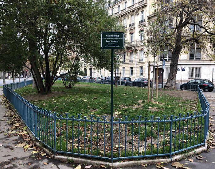 Statue of pregnant woman fighting for freedom in historical context with flowers at base