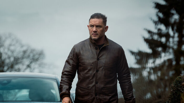Tom Hardy wearing brown leather jacket outdoors in Mobland film scene Tom Hardy wearing brown leather jacket outdoors in Mobland film scene