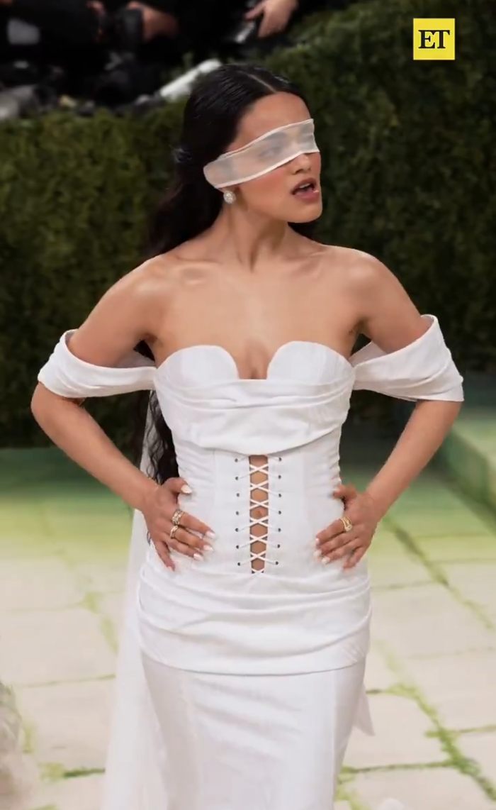 Rachel Zegler gera especulações com maneirismos estranhos no tapete vermelho do Met Gala
