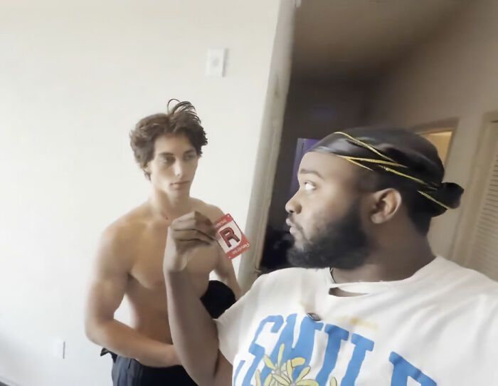 Influenciador de “Looksmaxxer” é preso depois que uma garota faz uma descoberta preocupante em seu telefone enquanto bisbilhota por trapaça