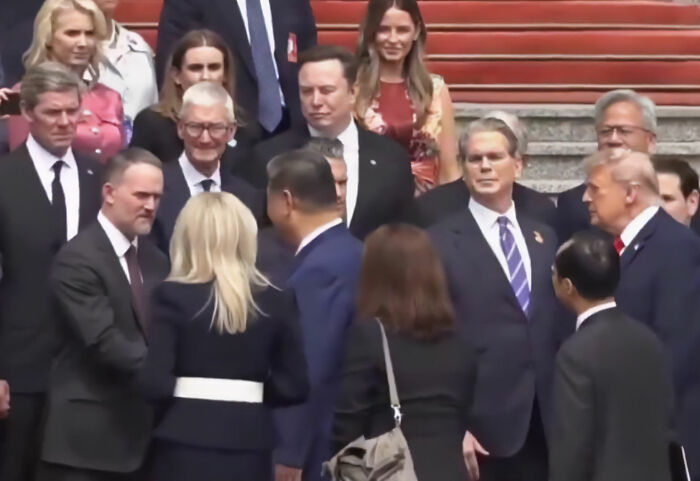 Elon Musk se torna uma sensação viral na China depois de ser flagrado fazendo movimentos idiotas durante uma viagem de estado Elon Musk se torna uma sensação viral na China depois de ser flagrado fazendo movimentos idiotas durante uma viagem de estado