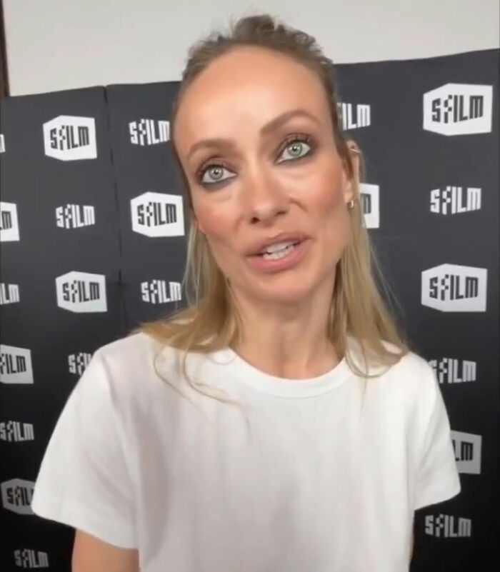 Olivia Wilde com maquiagem marcante nos olhos contra um fundo SFFILM preto. A aparência do Met Gala alimenta a preocupação dos fãs, Gollum.
