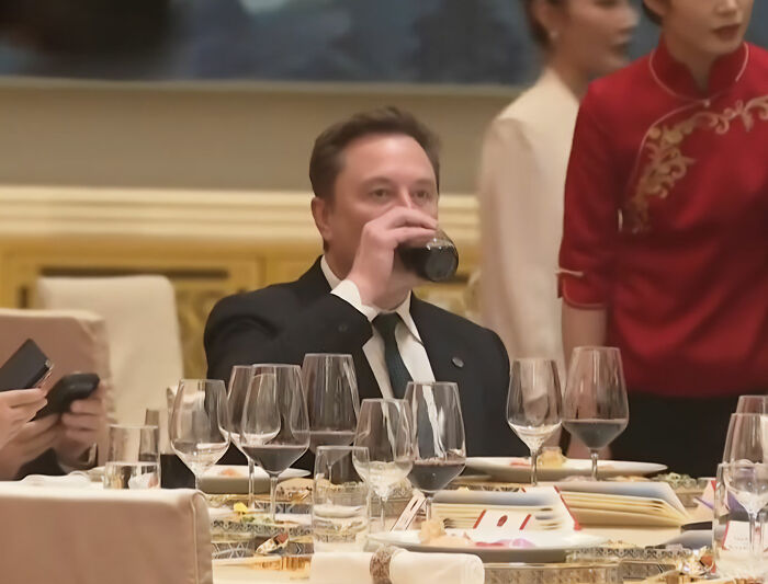 Elon Musk se torna uma sensação viral na China depois de ser flagrado fazendo movimentos idiotas durante uma viagem de estado Elon Musk se torna uma sensação viral na China depois de ser flagrado fazendo movimentos idiotas durante uma viagem de estado