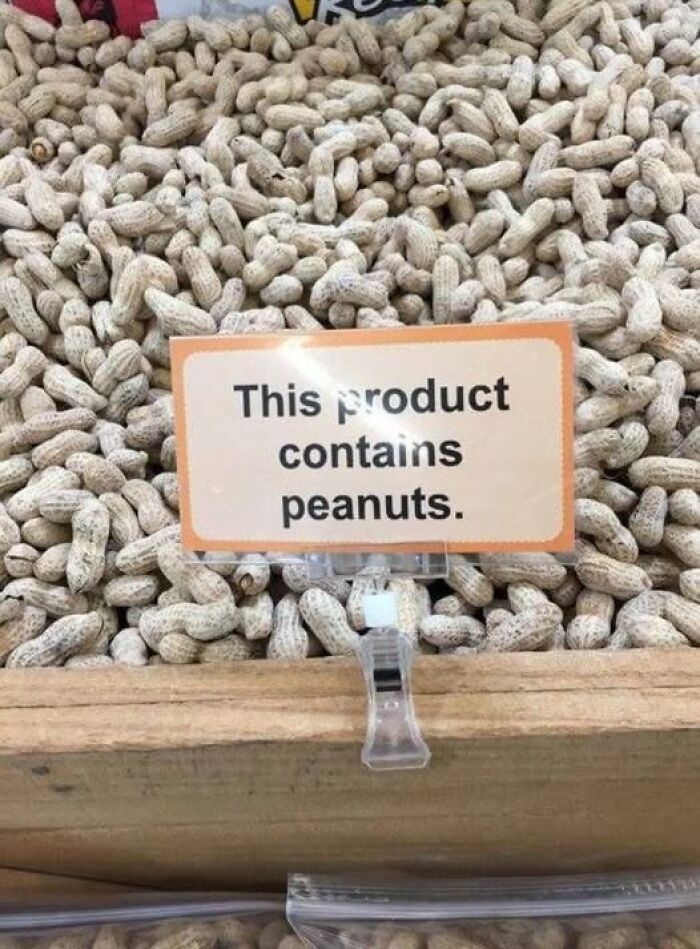 Warning sign for peanuts placed in bulk bin of peanuts