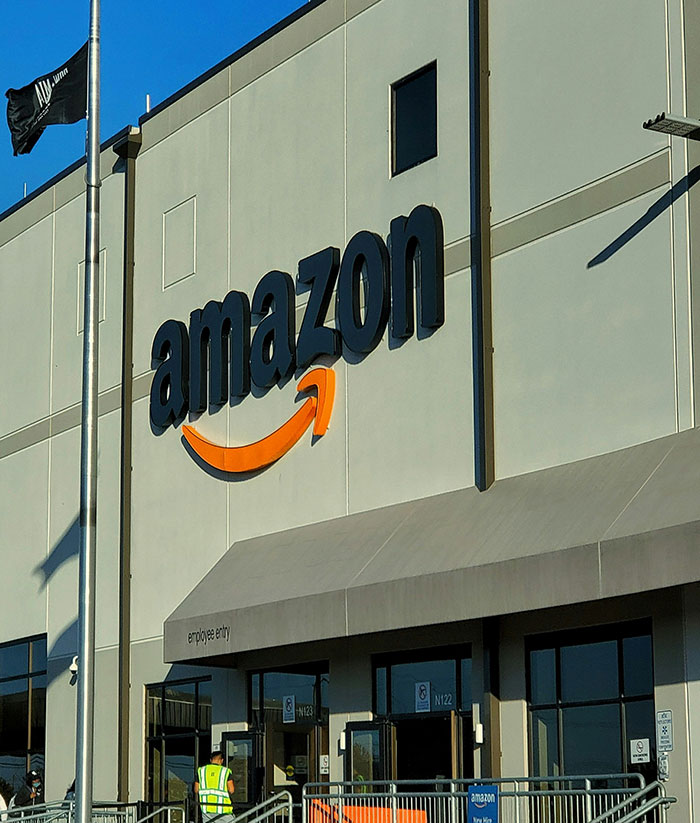 Placa hilária zombando de Jeff Bezos do lado de fora do Met Gala aclamada como 