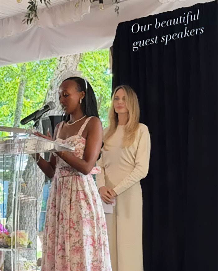 Zahara e Angelina Jolie falando em evento convidado Zahara e Angelina Jolie falando em evento convidado
