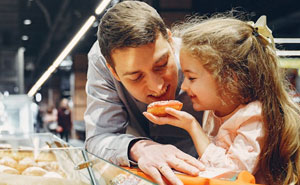 Karen Shames Father And Daughter For Having Fun At The Grocery Store, The Dad Makes Sure To Ruin Her Day