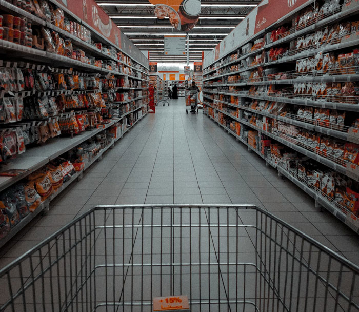 Karen envergonha pai e filha por se divertirem no supermercado, o pai faz questão de estragar o dia dela