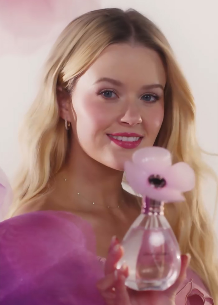 O frenesi de Nepo-Baby esquenta quando a filha de Reese Witherspoon faz uma grande campanha e Apple Martin se torna rival