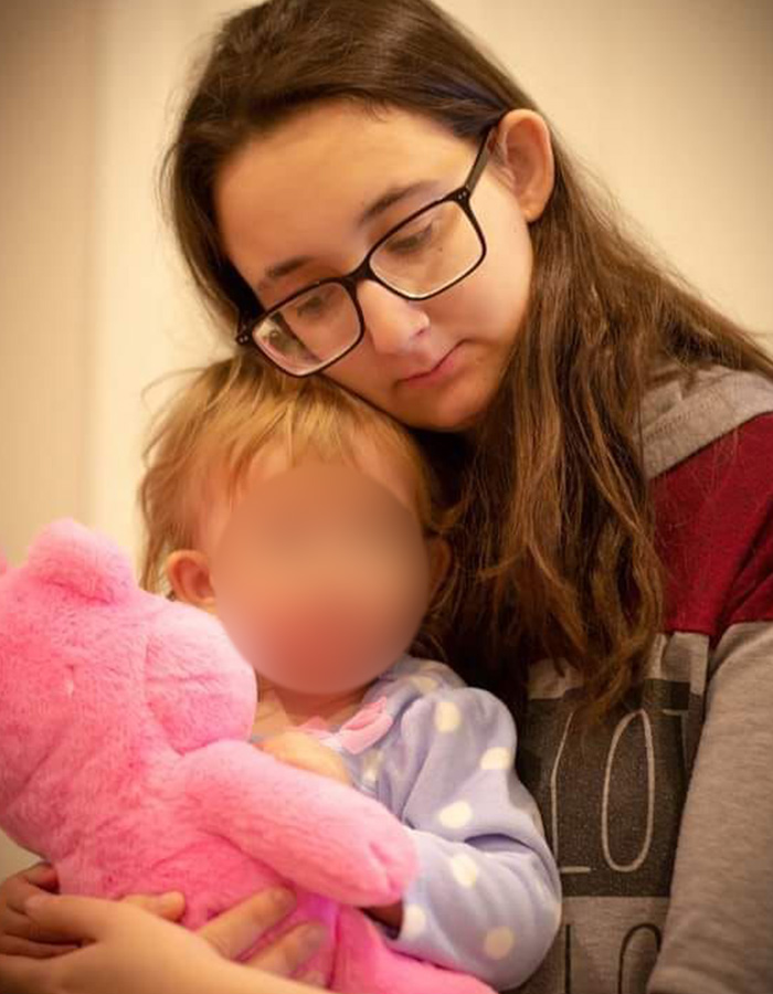 Mulher com cara de bebê acusada de se infiltrar em escola secundária de elite enquanto adolescente enfrenta novo escrutínio enquanto ex fala
