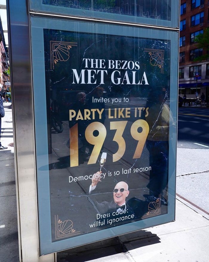 Placa hilária zombando de Jeff Bezos do lado de fora do Met Gala aclamada como 