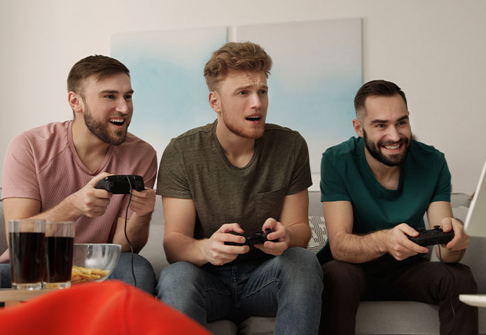 Guy Is Baffled After Girlfriend Calls Him Out On His Strange Behavior: "You Basically Live In My Apartment" Guy Is Baffled After Girlfriend Calls Him Out On His Strange Behavior: "You Basically Live In My Apartment"