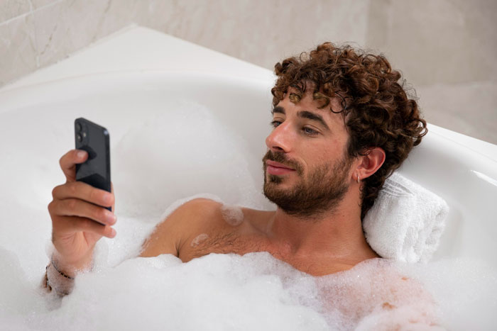 Woman Discovers BF And Bestie's Affair, Ships Them The Couch Where It All Started As A Parting Gift