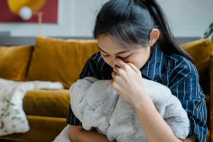 Woman Discovers BF And Bestie's Affair, Ships Them The Couch Where It All Started As A Parting Gift
