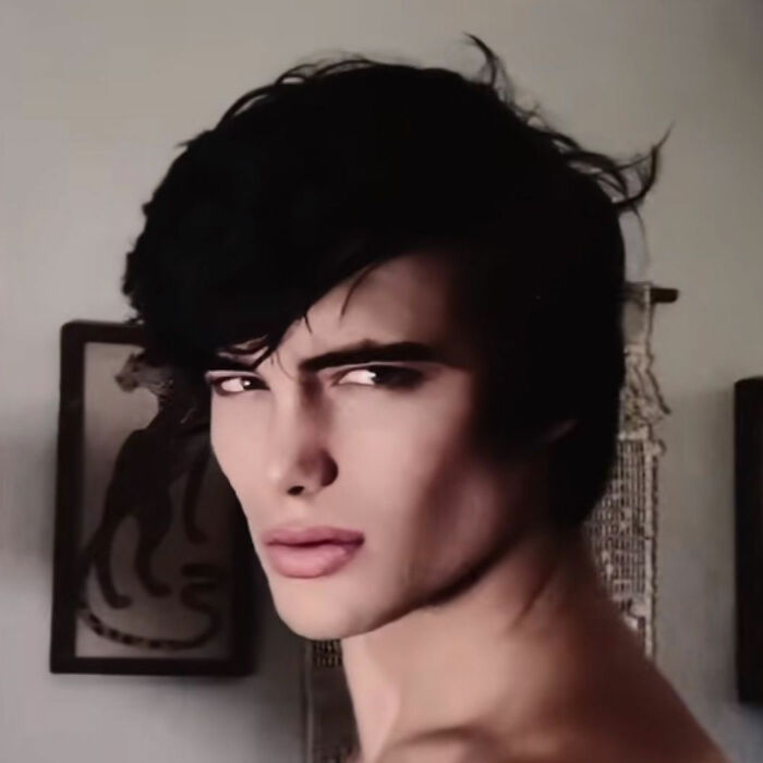 Influenciador de “Looksmaxxer” é preso depois que uma garota faz uma descoberta preocupante em seu telefone enquanto bisbilhota por trapaça