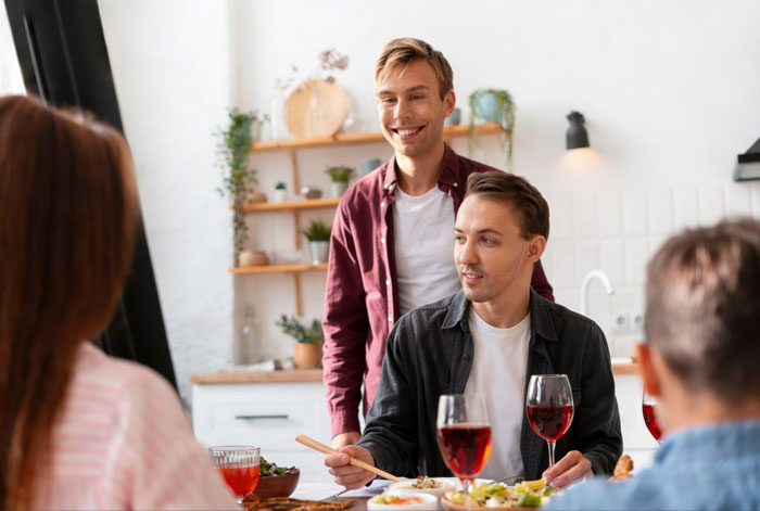 Teen Claps Back After Cousin Makes Fun Of Him At Dinner, Leaving Everyone Awkwardly Silent