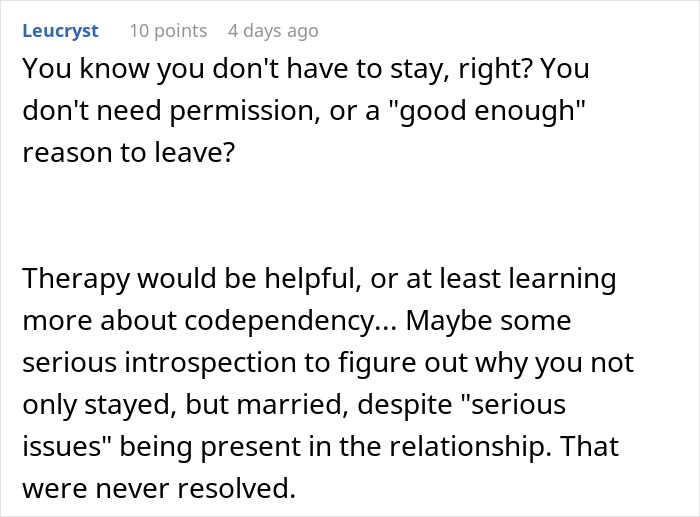 Guy Shares How His Wife Behaves On Their Honeymoon, Leaves People Questioning His Sanity