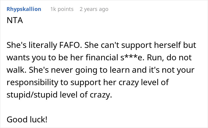 Reddit comment advising to avoid financial support for struggling sister