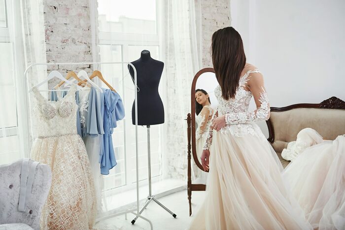 Mom Tries To Swindle Store Out Of A $2K Wedding Dress, Lands In Jail For Multiple Charges Instead Mom Tries To Swindle Store Out Of A $2K Wedding Dress, Lands In Jail For Multiple Charges Instead