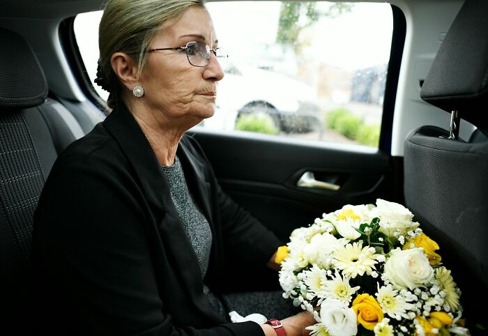 67 Wild Funeral Stories That Sound Too Chaotic To Be Real