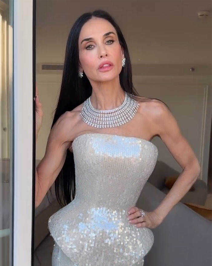 Demi Moore corre o risco de ser expulsa do tapete vermelho de Cannes ao ignorar as novas regras com vestido roxo