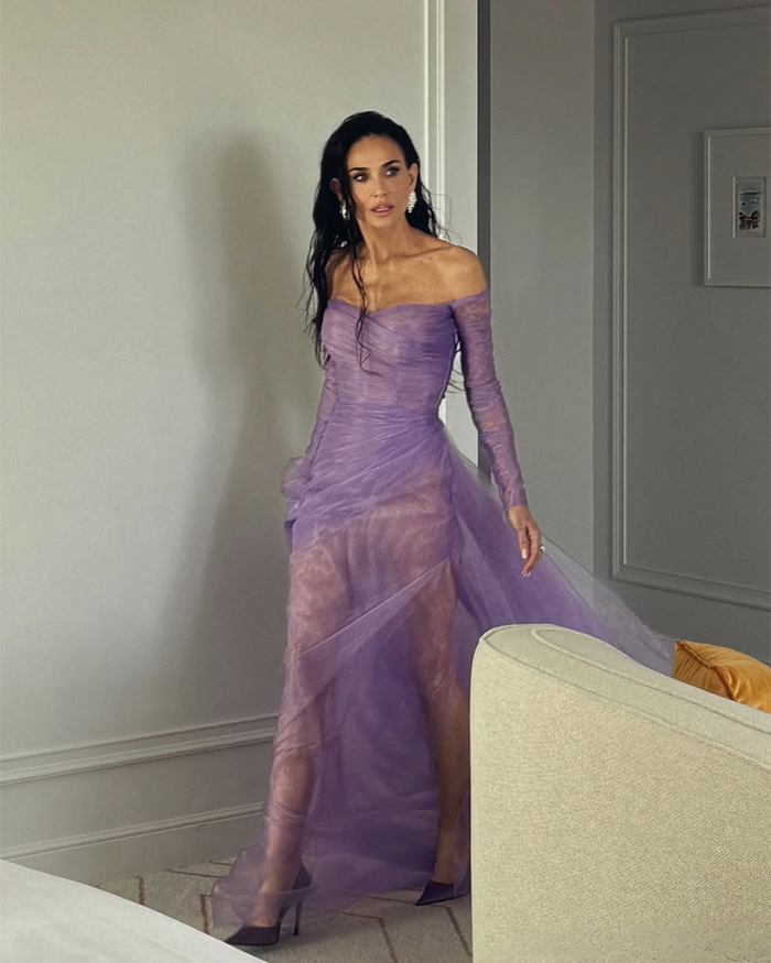 Demi Moore corre o risco de ser expulsa do tapete vermelho de Cannes ao ignorar as novas regras com vestido roxo