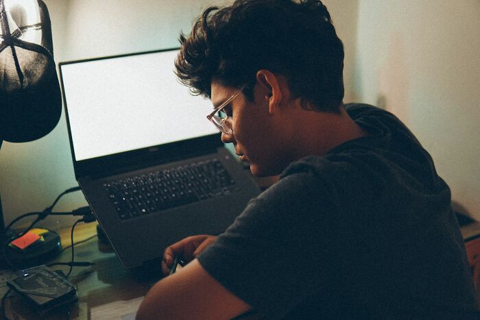 “The Normalized Misandry”: 63 Men Reveal How The Manosphere Seduced Them, And Others Weigh In
