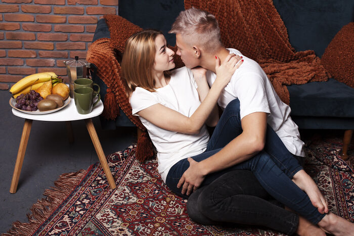 Guy Catches Fiancée Cheating On Him Red-Handed, She Defends Herself, Saying It Was "Just A Kiss" Guy Catches Fiancée Cheating On Him Red-Handed, She Defends Herself, Saying It Was "Just A Kiss"