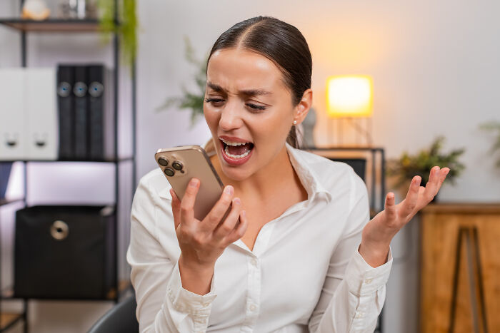 Guy Catches Fiancée Cheating On Him Red-Handed, She Defends Herself, Saying It Was "Just A Kiss" Guy Catches Fiancée Cheating On Him Red-Handed, She Defends Herself, Saying It Was "Just A Kiss"