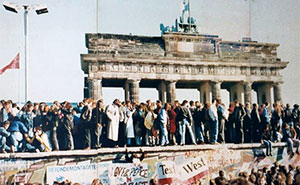 Only True History Fans Can Match All Of These 22 Famous Photos & Paintings To The Right Events