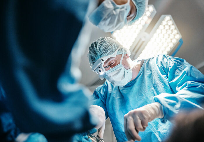 Cirurgião tem desculpa bizarra para remover fatalmente o órgão errado do paciente