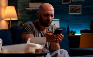 Man Finds Wife’s Photo On Friend’s Phone, Gets To The Bottom Of It And Is Shocked