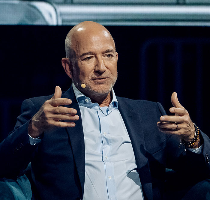 Placa hilária zombando de Jeff Bezos do lado de fora do Met Gala aclamada como 