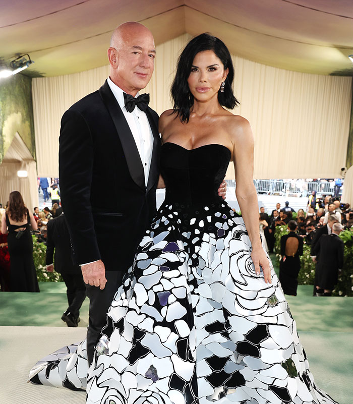 Placa hilária zombando de Jeff Bezos do lado de fora do Met Gala aclamada como 