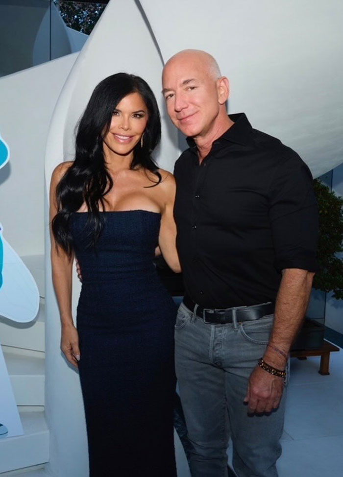 Placa hilária zombando de Jeff Bezos do lado de fora do Met Gala aclamada como 