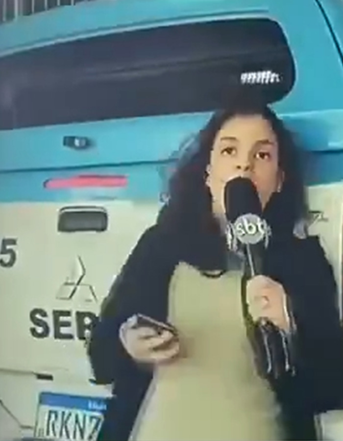 Jornalista atropelado por carro de polícia enquanto fazia reportagens ao vivo deixa espectadores atordoados