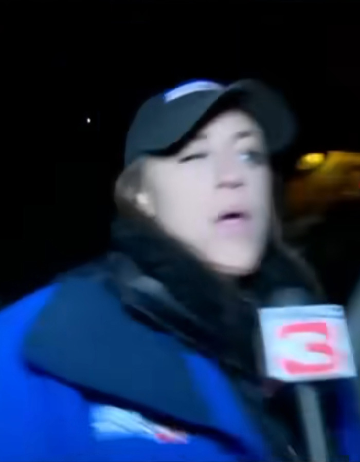 Jornalista atropelado por carro de polícia enquanto fazia reportagens ao vivo deixa espectadores atordoados